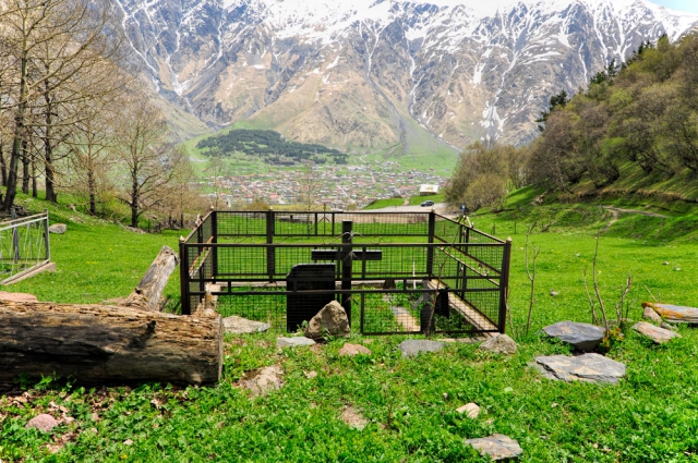 Welch ein Panorama! Friedhof Georgien bei Gergeti