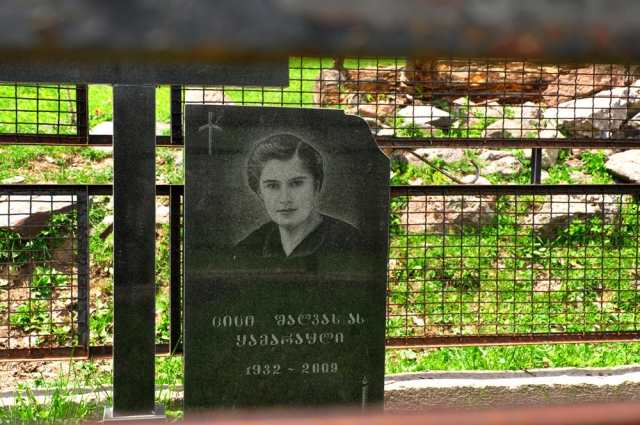 Schöne Porträts sieht man auf den Grabsteinen Friedhof Georgien bei Gergeti