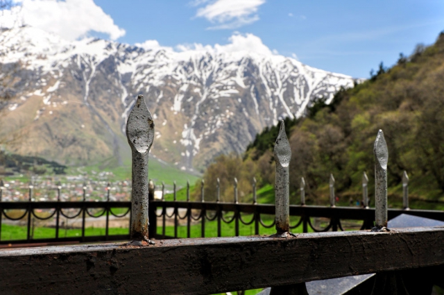 Zaunspitzen zeigen gen Himmel Friedhof Georgien bei Gergeti