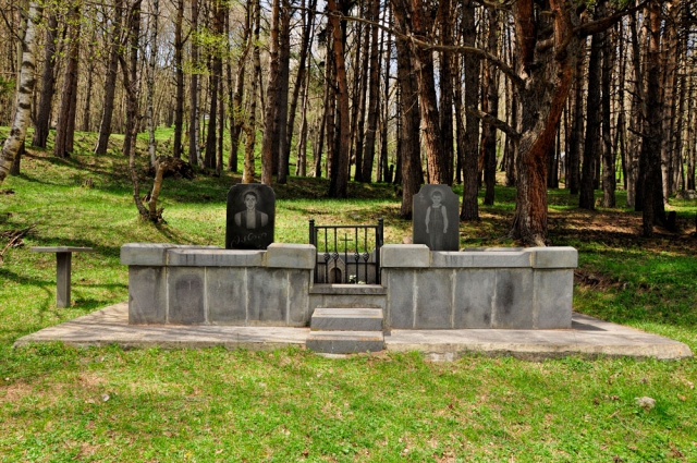 Doppelgrab mit lebensgroßen Porträts Friedhof Georgien bei Gergeti