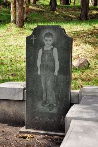 Porträt eines Jungen Friedhof Georgien bei Gergeti