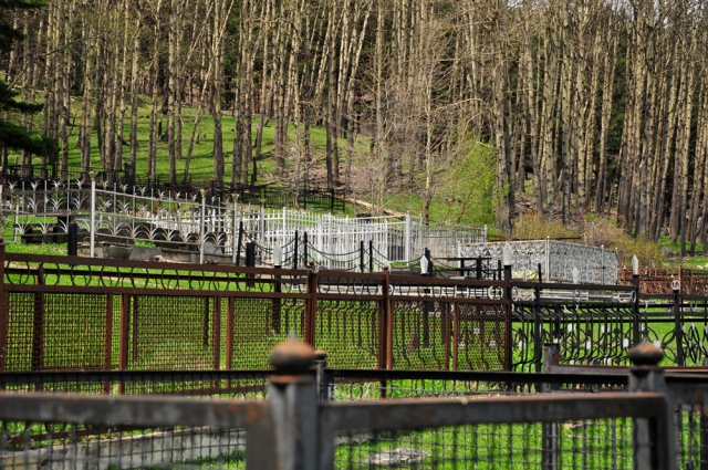 Ein Meer von umzäunten Gräbern Friedhof Georgien bei Gergeti