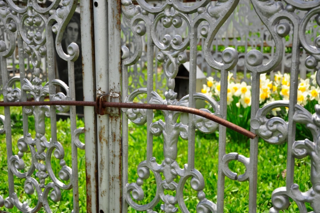 Zäune um ein Grab markieren es als Eigentum, denn die Fläche wird von den Angehörigen erworben Friedhof Georgien bei Gergeti