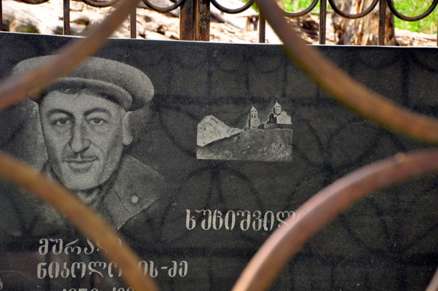 Auf diesem Grabstein sieht man rechts die bekannte Gergeti-Kirche Friedhof Georgien bei Gergeti