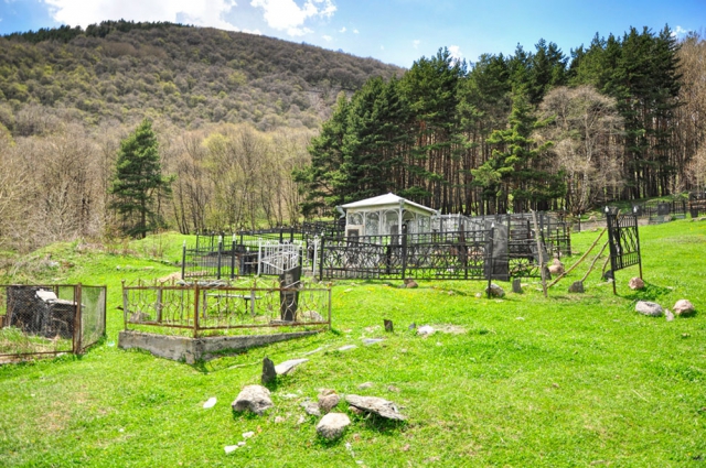 Die Gräber sind von Metallzäunen umringt Friedhof Georgien bei Gergeti