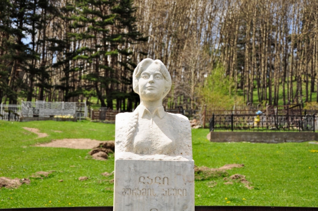 Statue einer Frau, die mit 19 Jahren starb Friedhof Georgien bei Gergeti
