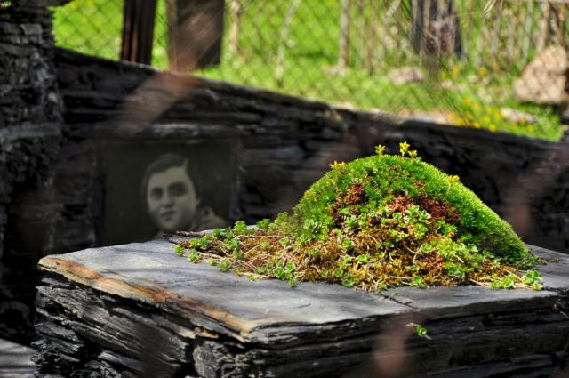 Typisch für die Region: Schiefer Friedhof Georgien bei Gergeti