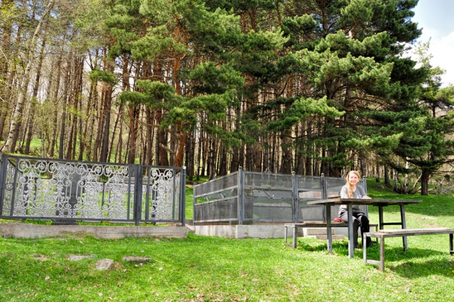 Vor manch einem Grab laden Tisch und Sitzbänke zum Verweilen ein Friedhof Georgien bei Gergeti