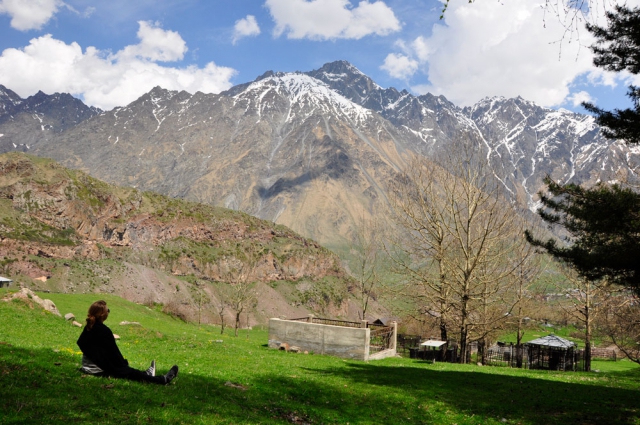 Panorma genießen auf dem Friedhof Friedhof Georgien bei Gergeti