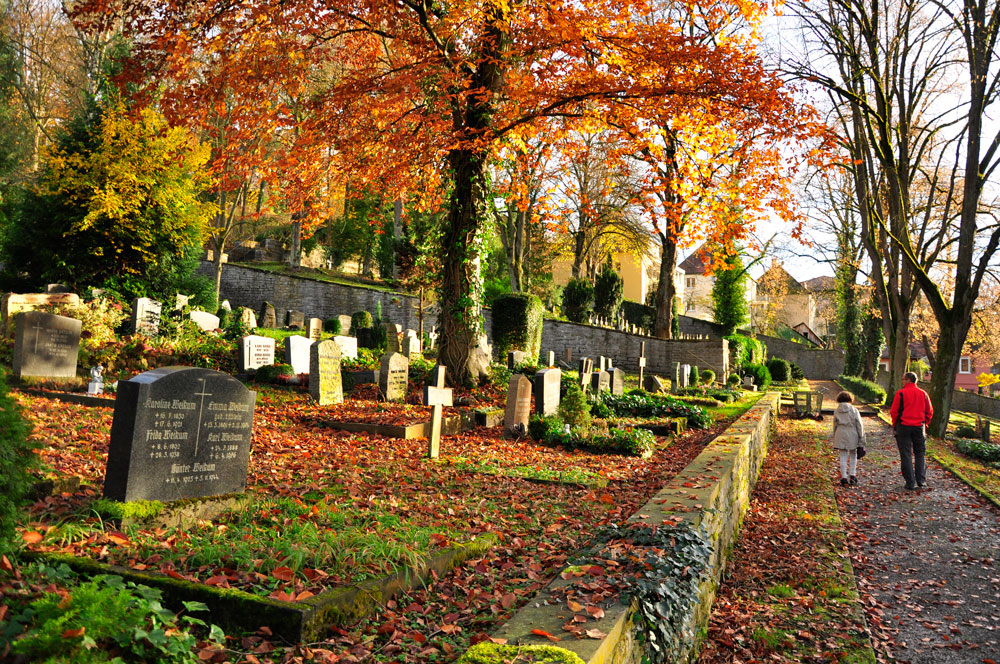 Nikolaifriedhof in Schwäbisch Hall, Friedhof im Herbst