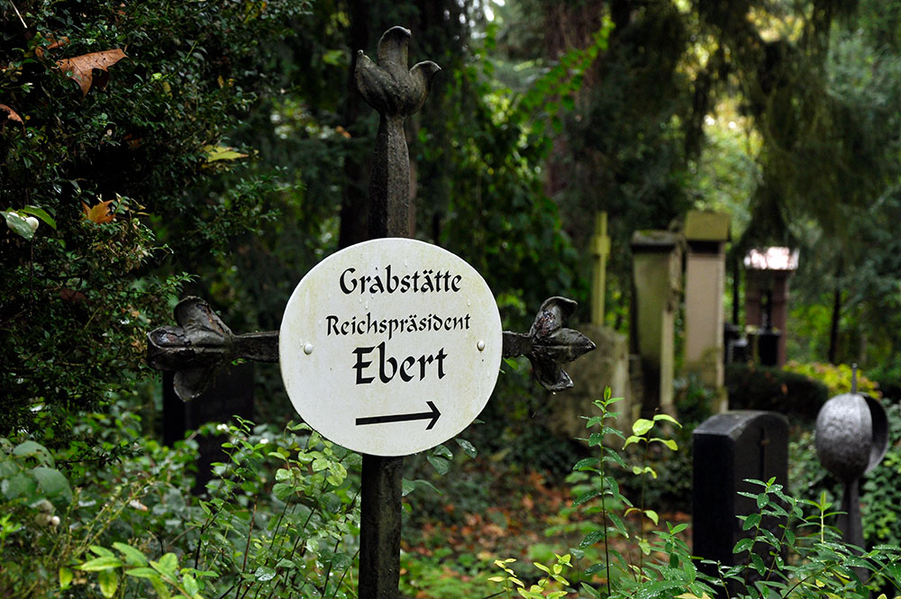 Wegweiser zum Grab von Friedrich Ebert, Bergfriedhof Heidelberg
