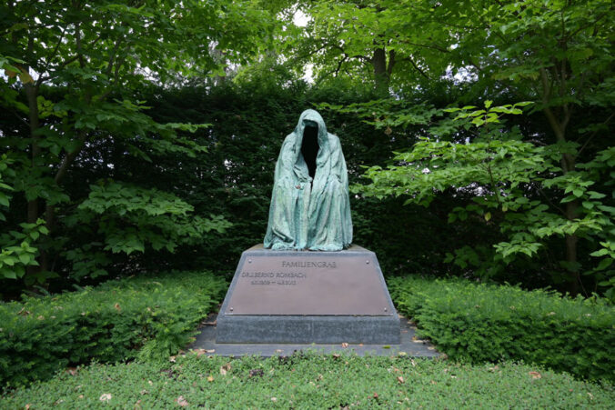 Hauptfriedhof Karlsruhe, Skulptur "Pieta" von Anna Chromy